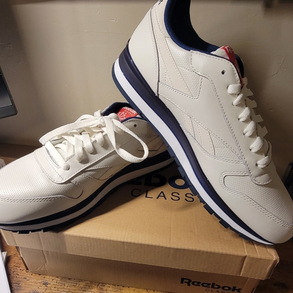 Reebok,  brand new w/box, size 10 - Picture 2 of 3